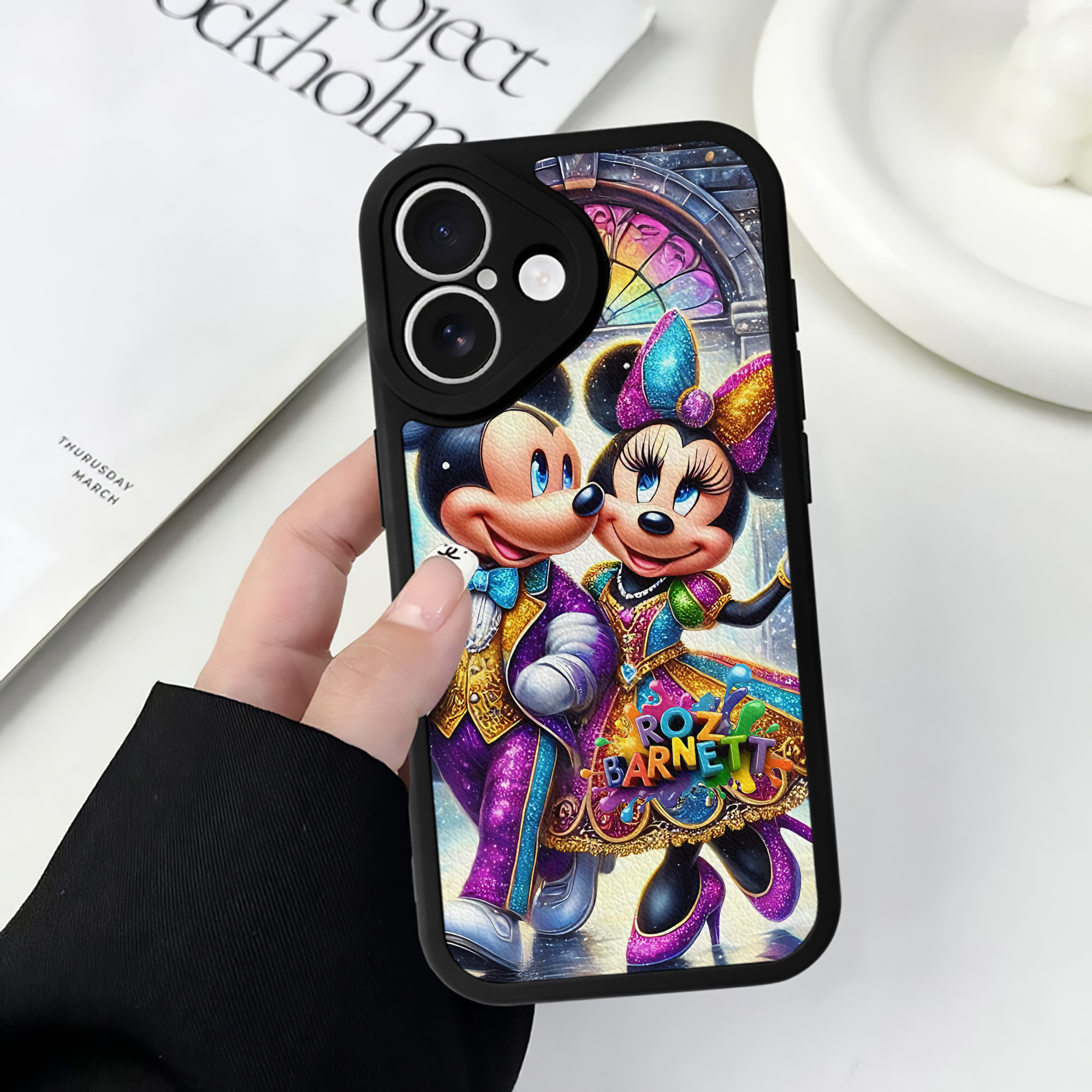 （画像用） ミッキーマウス Mickey Mouse 【iPhone 16シリーズ対応】シリコンスマホケース（レザー調） 材質：シリコン